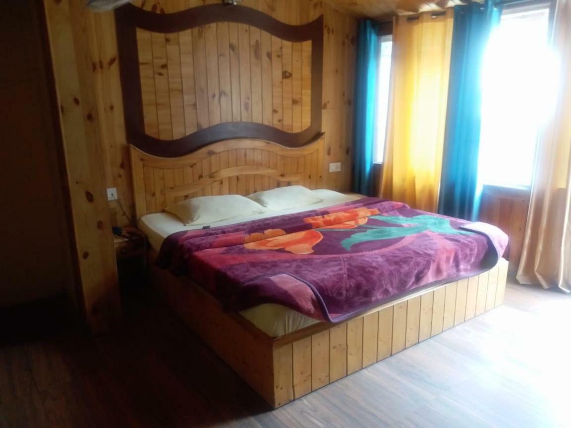 Hotel Pushpak Mall Road Manali - Manali (Himachal Pradesh) — Photos 1